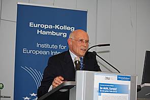 09.05.2012_BuchprÑsentation mit Jochen Bittner _Dr. Lammers begrÅ·t zur BuchprÑsentation