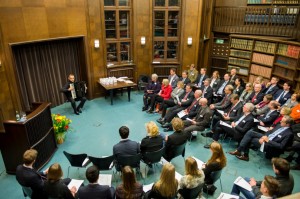 Gäste lauschen dem Akkordeon